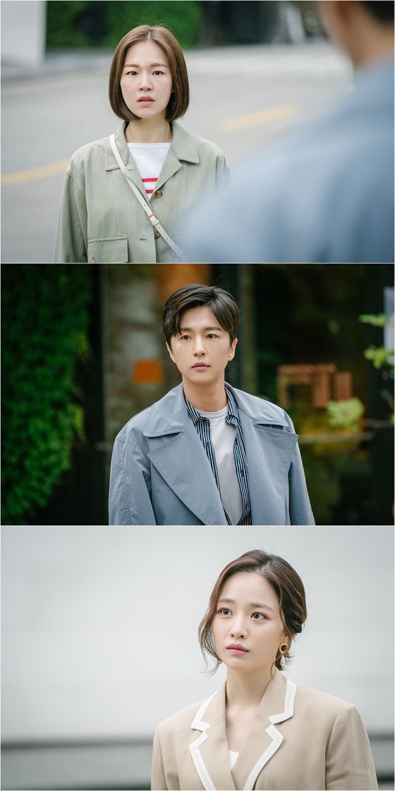Yeri Han, Shin Dong-wook and Bae Yunkyoung face each other in one place.TVNs monthly drama, I dont know much, but Im a family (hereinafter, Im a family) released the scene of the three-party face-to-face of Kim Eun-hee, Lim Gun-joo and Bae Yunkyoung on the 23rd, ahead of the 8th broadcast.Family is faces the wounds and hearts buried in the heart, and leaves deep sympathy and regret every time with the stories of changing families.In particular, the secrets revealed are adding to the curiosity of another hidden story of this family.Lee (Won Mi-kyung) brought out the wounds of the past that he buried to Kim Sang-sik (Jung Jin-young), who had returned to the last seven broadcasts.When Lees wounds and tears broke out, Kim Sang-sik was heartbroken and hurried as promised, I will not show up again.Kim Eun-joo (Chu Ja-hyun) and Yoon Tae-hyung (Kim Tae-hoon) decided to clear each other up, and Kim Eun-hee began to question Kim Eun-joos birth and foreshadowed a new storm.Kim Eun-hee was aware of Park Chan-hyuk (Kim Ji-seok), but he did not want to lose a good friend and kept the distance of the present and recalled that he would remain a friend for a long time.In the meantime, the ending facing Lim Kun-joos separated lover, Jeon Ha-ra, raised the curiosity to the highest level.In the photo, Kim Eun-hee and Im Gun-ju are in one place, as well as the message. I feel complex emotions in the cross-eyed eyes toward each other.Kim Eun-hee tried to sort out his mind toward Lim Gun-ju, but there was a change between the two again as Lim Gun-ju made the confidences of his light-hearted size.I broke up with a girl, she said, but she was looking at them with a meaningful expression that said to her before Kim Eun-hee.The romance with Lim Gun-ju, who was deprived of his mind overnight, was not easy from the beginning.Kim Eun-hees farewell from former man Friend remained a trauma, and like a prank of fate, Lim had a lover of nine years together.Kim Eun-hee, who wanted to know the existence of a long-time lover and end it.But the emergence of former female friend Jeon Ha-ra at a new start with Lim Geon-ju, who summarizes everything and conveys sincere Confessions, was an unexpected variable.Kim Eun-hee, who has not been honest with my feelings because he has been caring for his opponent in love so far, is following the sound of his heart as frankly as his relationship with Lim.It is noteworthy what choice Kim Eun-hee will make in this situation that reminds him of four years ago.Kim Eun-hee is growing up looking back at me, not only the family but also the one I have not seen before, facing the secret of the family.Kim Eun-hee, who decided to organize his mind toward Park Chan-hyuk and remain a friend, should see what kind of change his relationship with Lim Kun-joo will be. 