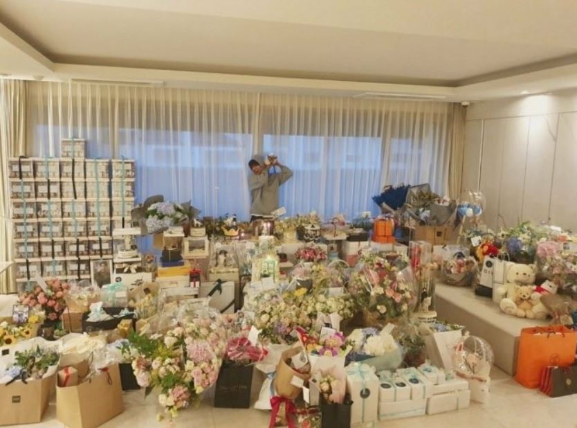Lee Min-ho posted a photo on his XING (SNS) on the 22nd with an article entitled Thank you to everyone who made todays day special.In the photo, a huge amount of Gifts fills the big room, and Lee Min-ho, surrounded by numerous flowers, cakes, dolls, and gift boxes, is laughing.Lee Min-ho also posted a video saying, I will turn off that candle next year. Lee Min-hos post left a message of congratulations to many netizens including foreign entertainers.
