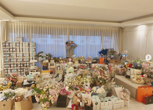 Actor Lee Min-ho boasted of his extraordinary fan love.On the 22nd, Lee Min-ho posted a number of photos on his personal Instagram with an article entitled Thank you to all those who made this day special.Lee Min-ho in the public photo is making a happy face surrounded by a huge birthday gift sent by fans.The netizens who watched this showed various reactions such as I really congratulate my birthday, World Class, I love you forever.Meanwhile, Lee Min-ho appeared as Igon in the recent SBS The King: The Monarch of Eternity.