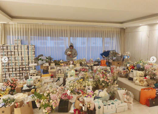 Actor Lee Min-ho boasted of his extraordinary fan love.On the 22nd, Lee Min-ho posted a number of photos on his personal Instagram with an article entitled Thank you to all those who made this day special.Lee Min-ho in the public photo is making a happy face surrounded by a huge birthday gift sent by fans.The netizens who watched this showed various reactions such as I really congratulate my birthday, World Class, I love you forever.Meanwhile, Lee Min-ho appeared as Igon in the recent SBS The King: The Monarch of Eternity.