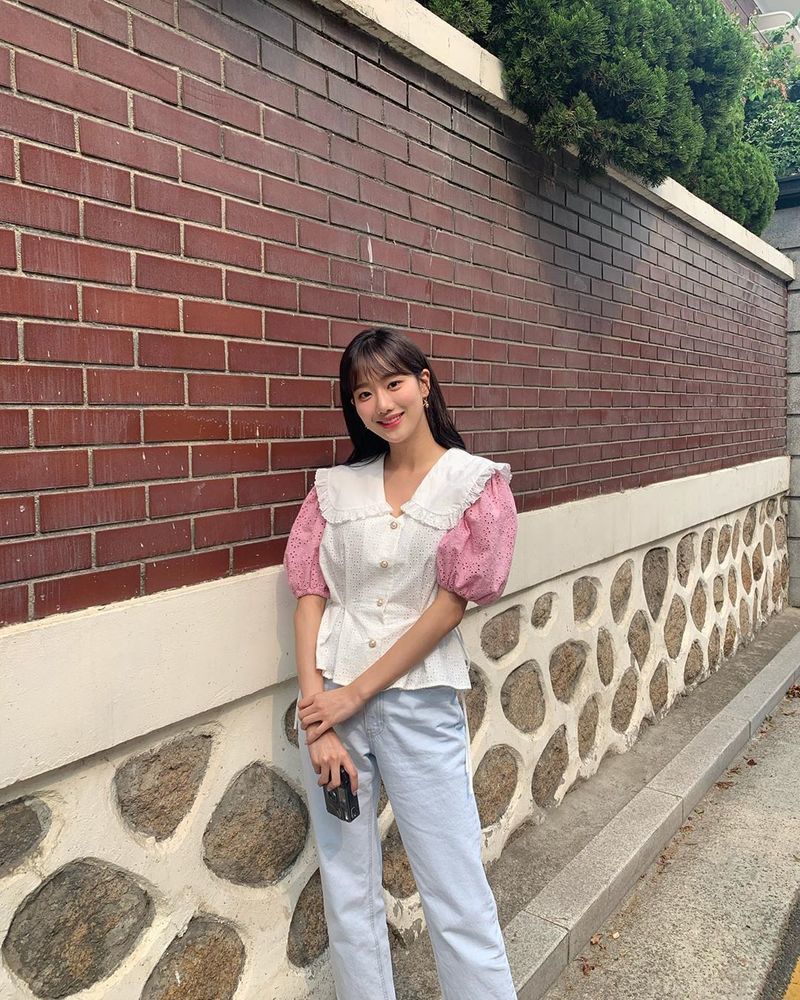 April Lee Na-euns adorable current status has been revealed.Lee Na-eun posted a picture on his Instagram on June 23 with an article entitled 2020.06.23 RAVI - Feat.Lee Na-eun of April.The photo shows Lee Na-eun posing naturally outdoors - adorable fashion and a fruity visual captivating the eye.kim myeong-mi