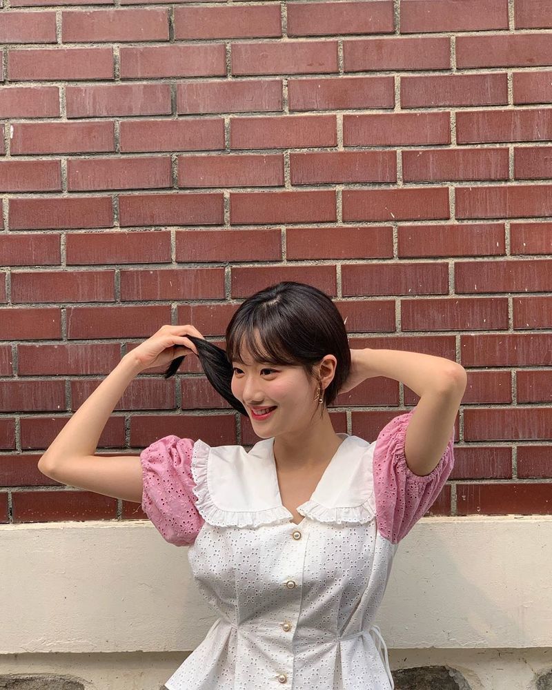 April Lee Na-euns adorable current status has been revealed.Lee Na-eun posted a picture on his Instagram on June 23 with an article entitled 2020.06.23 RAVI - Feat.Lee Na-eun of April.The photo shows Lee Na-eun posing naturally outdoors - adorable fashion and a fruity visual captivating the eye.kim myeong-mi