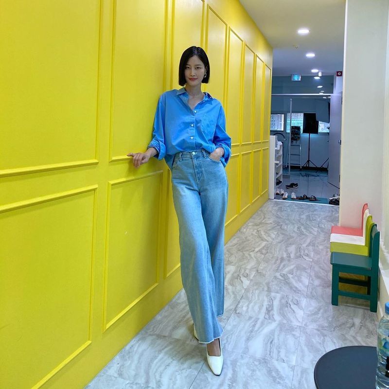 Model and broadcaster Lee Hyun-yi has revealed the latest.Lee Hyun-yi posted two photos on her Instagram page on June 23.Lee Hyun-yi, who is leaning against the yellow wall in the public photo, is showing off her sophisticated charm.The netizens who watched the photo responded Where is the bridge and Model Force Hit the jackpot!Meanwhile, Lee Hyun-yi was in charge of the MBC entertainment program Bae Cheol-soo Jam until March.
