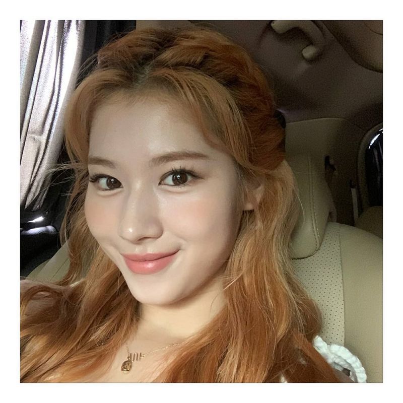 Group TWICE member Sana has reported on the latest.Sana posted a picture on June 23 on TWICEs official Instagram with an article entitled Waiting for a member when I go to work a few days ago.In the photo, Sana is taking a selfie in the car, her small face full of features admiring her, her lovely smile doubling her beautiful looks.The netizens who watched this showed affectionate reactions such as No Sana no Life and My sister is so beautiful.park jung-min