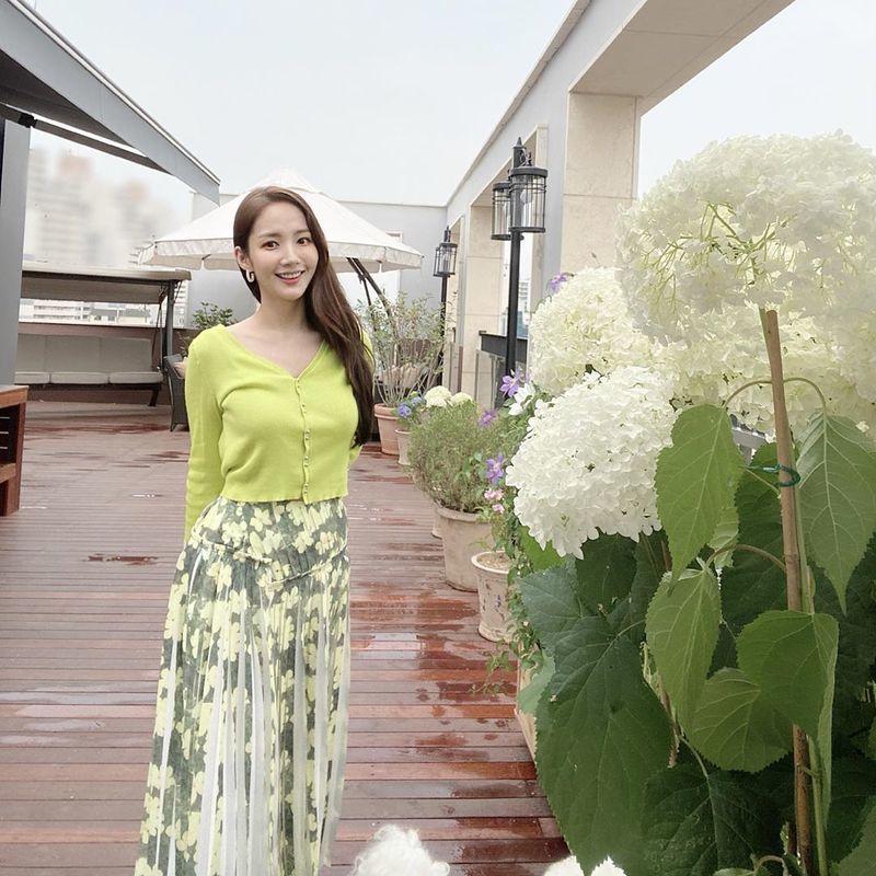 Park Min-young showed off her unique actress Aura.Actor Park Min-young posted several photos on June 23 with his article Mignon Workshops in his instagram.In the open photo, Park Min-young is wearing a lime-colored cardigan and a floral long skirt and is smiling with long hair hanging on one side.Park Min-youngs beautiful Beautiful looks like Spring flowers is admirable.