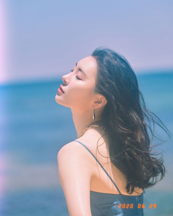 Singer Sunmi reveals fourth Teaser ImageSunmi today unveiled its fourth Teaser Image with the article D - 6 on the official SNS at midnight.Sunmi in Teaser is under sea breeze on a new blue beachIn addition, a picture of a dark night fireworks display was released together, creating an atmosphere in which a refreshing charm and intense charm contrasted.Sunmis official SNS channel has been polled for two photos and has received a hot response from fans.There are questions about what kind of charm Sunmi will receive the fans pick for the photo release with the charm of reversal.Sunmi has shown a variety of colors with a series of images of Sunmis refreshing and lovingness along with the Teaser Image, which contains alluring charm.The new song Porappippam, released on the 29th, is being talked about before its release by Sunmi, who took charge of writing and released his unique emotions, and also informing him of his collaboration with composer FRANTS, who showed perfect breathing in his previous works Siren and LALALAY.Sunmi will launch a large-scale Online Showcase with the release of a new song.Sunmi will be hosting the Online Press Showcase from 2 pm on the 29th, and will broadcast the Online Fan Showcase for fans from 7 pm.Recently, Sunmi has appeared in various fields such as web entertainment Steam World and SBS human documentary show Sunmi video shop.Unlike the charisma on stage, Sunmi has attracted the charm of human Sunmi, and Sunmi video shop has gained a favorable reputation for its stable progress in the first MC challenge.After transferring to his agency, Sunmi succeeded in winning the title in a row with three episodes consisting of Gashina, The Main character and Siren.The new word Sunmi Pop is born, capturing the hearts of the public with its extraordinary stage performance, power, and definite concept, and is showing a unique move with music that firmly contains its own identity.Public interest is rising as to what Sunmi, who has been growing musically, will show through her new song Porappippam.Sunmi will be back with her new song Porappippam at 6 p.m. on the 29th.Offering - Makers Entertainment