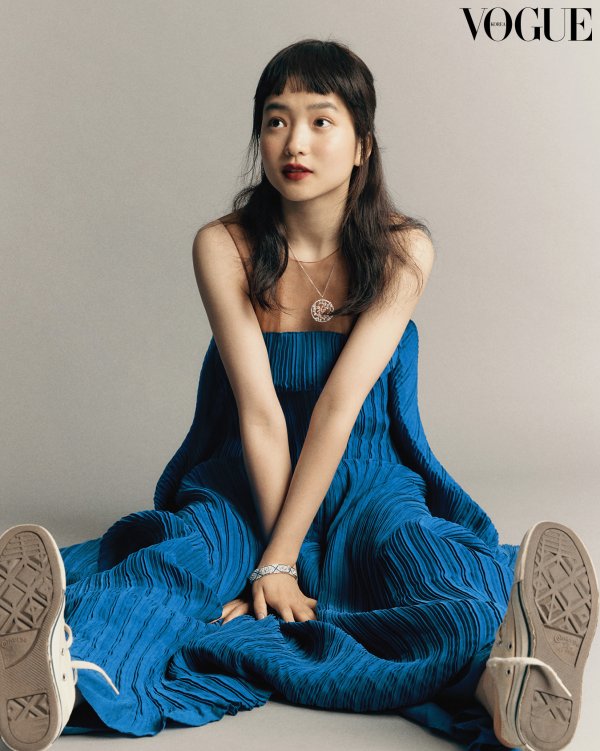 Actor Kim Tae-ri is attracting attention with his diverse and bold style and charm of the eight colors by releasing the July issue Vogue cover and pictures with global fashion magazine Vogue Korea.Kim Tae-ri in a photo photo that shows a bold transformation is a black dress reminiscent of black, revealing charisma, as well as a variety of dresses and colorful accessories to complete a unique atmosphere.Kim Tae-ri, who boasted a clear eye for the minimal makeup that emphasized naturality, freely came and went with her girly face and elegant and alluring eyes and created a past-class picture.In the interview after the filming, Kim Tae-ri told his story by releasing as many colorful contents as the picture, including the movie Seung Ri Ho, which is scheduled to open in the second half of this year, as well as Navers Kim Tae-ris Recover Book, and the movie Extraterrestrials, which is currently under filming.She continues to pursue new works and challenges, and she has concluded the interview, saying, I want to be a flexible actor who is not trapped and ITZY. She further raised expectations for the future of Actor Kim Tae-ri.Meanwhile, Kim Tae-ris more pictorial cuts and interviews can be found in the July issue of Vogue.
