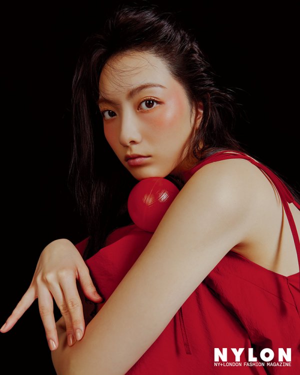 Kang Jiyoung, a hero of JTBCs Drama Night Men and Women, conducted a Beauty pictorial with nylon.I can feel her new charm in this picture which has a different charm that I have not seen in the meantime.Kang Jiyoungs chic charm is revealed in the July issue of nylon.