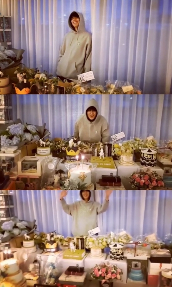 Actor Lee Min-ho had a happy time for his birthday.Lee Min-ho posted a video on Instagram   on the 22nd with an article entitled I will turn off that Candlelightlight next year.Lee Min-ho celebrated his birthday. Lee Min-ho, who turned 34, enjoyed the release of birthday Cakes and gifts from his fans.Thank you, gentlemen. Thank you, Everly One. Then he tried to turn off the Candlelightlights of the Cake, but he laughed. This is not possible.Lee Min-ho appeared on SBS The King, which recently ended, and played the role of Lee.Photo: Lee Min-ho Instagram  