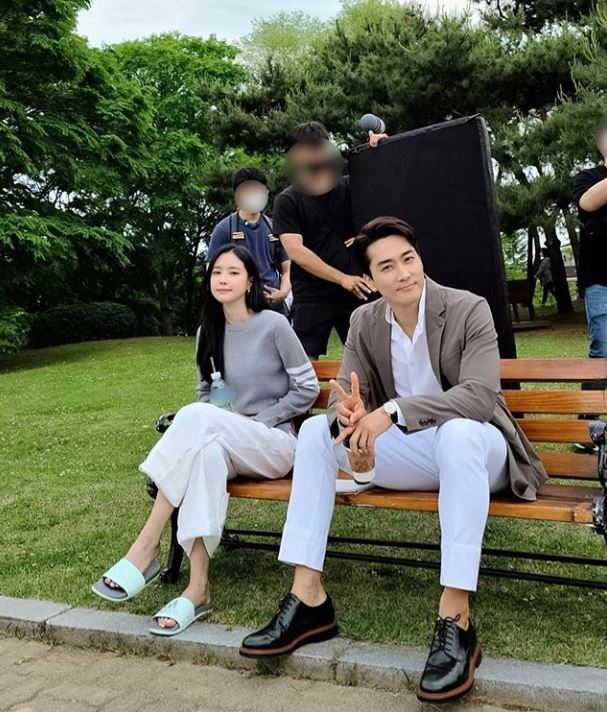 Actor Song Seung-heon has released two shots with Son Na-eunSong Seung-heon posted a picture on his instagram on the 23rd with an article entitled Jinno & Kim Hae-kyung, Evening like this office!In the public photos, MBC drama I want to eat with you in the evening was a picture of two people taking pictures during outdoor shooting.Especially, two shots of two Sunnam Sun are attracting attention.Meanwhile, Song Seung-heon and Son Na-eun are appearing together in the drama Ill Have a Dinner.Photo: Song Seung-heon Instagram