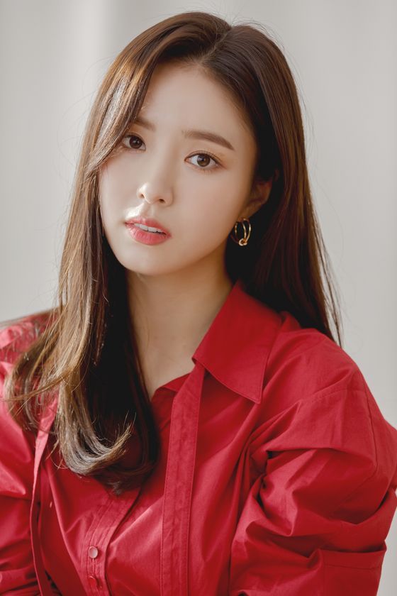 Shin Se-kyung confirms JTBC new drama Run on appearanceActor Shin Se-kyung will make his comeback as JTBCs new drama Run-on main character Oh miju in the second half of this year, a romance drama featuring the love of two men and women.Shin Se-kyung plays a foreign currency translator with an enterprising tendency and a candid youth Oh miju with emotion.Shin Se-kyung hopes how Shin Se-kyung will express the coolness of the Americas, which has a good sense of reality and good and dislike.I thought Shin Se-kyung Actor was eligible to express the three-dimensional image of youth, and I expect a romance performance, an official of Run-on said.Lee Jae-hoon, who directed the drama Kim Kwa-jang, and Park Si-hyun, a new artist, coincided with each other. The main cast cast will be completed and the film will be filmed in the summer and will be broadcast this winter.Shin Se-kyung debuted in 1998 as a poster model for the Seo Taiji Take5, and was loved by appearing in High Kick Through the Roof, Deep Rooted Tree, Kwon Ryong I Narsa and Black Knight.The line has expanded the spectrum from thick historical drama to smooth romance, building the trust of viewers.Last year, he played in MBC drama New Entrepreneur Koo Hae-ryong and won the Grand Prize at the end of the year awards ceremony.In addition, YouTube channel Jinsanuna is releasing a small daily life.