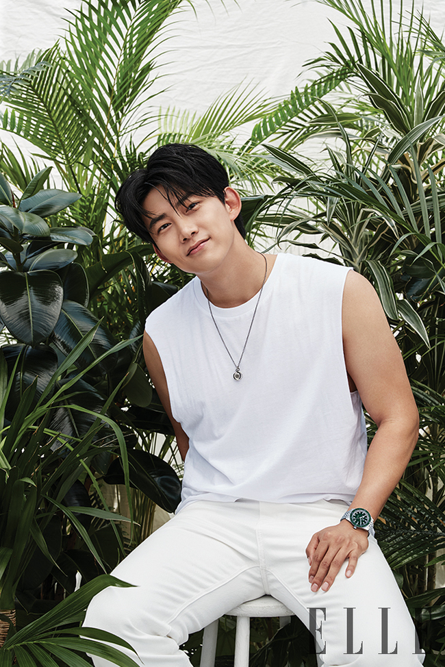 2PM member and actor Ok Taek Yeons picture was released.Ok Taek Yeon recently filmed and interviewed fashion magazine Elle.Throughout the photo shoot in the hot weather and the sunshine, OkTaek Yeon gave a joke unique to OkTaek Yeon down and led the atmosphere of the filming scene pleasantly.It has completely digested any style, such as refreshing, pleasant, and distracting.Park Su-in