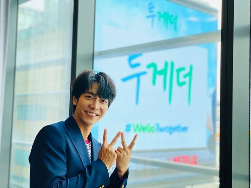Singer and actor Lee Seung-gi promoted Netflix entertainment program Twogether.Lee Seung-gis official Instagram   posted a photo on June 24 with an article entitled Twogether! Twogether! D-2. 6/26.The photo shows Lee Seung-gi taking Selfies in the background of the Twogether poster. Lee Seung-gi added a dandy charm with a navy jacket. Lee Seung-gis handsome visual catches his eye.Fans who encountered the photos responded such as too handsome, I will see it unconditionally and I am expecting.