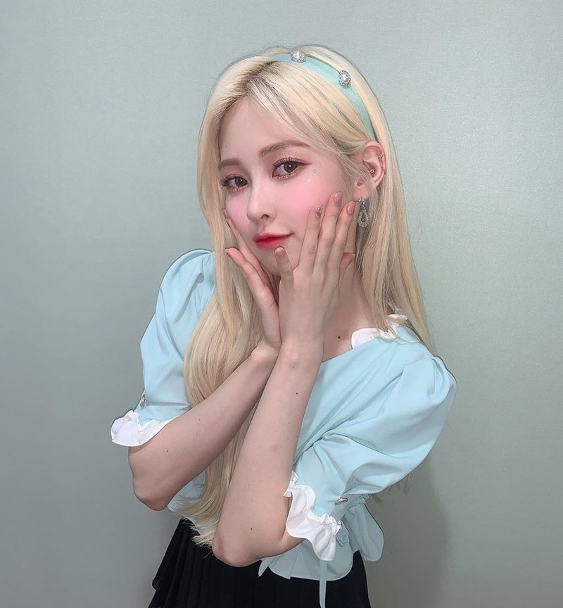 Yebin showed off his fairy-tall visuals.Group DIA member Yebin posted two photos on his instagram on June 24 with the phrase Get your umbrella well; it should not be rained.In the photo Yebin poses for calyx with blonde hair, which thrilled fans with white skin and Snow White beauty.han jung-won