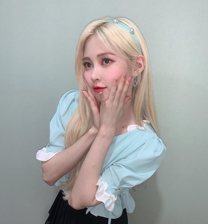 Yebin showed off his fairy-tall visuals.Group DIA member Yebin posted two photos on his instagram on June 24 with the phrase Get your umbrella well; it should not be rained.In the photo Yebin poses for calyx with blonde hair, which thrilled fans with white skin and Snow White beauty.han jung-won