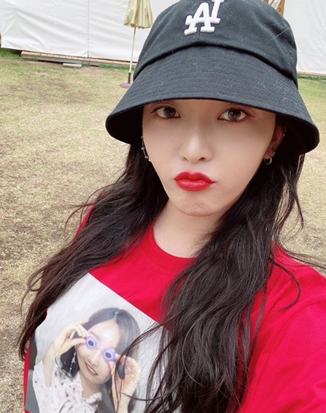 Group AOA Anthem reported on the recent situation.Chan Mi posted a selfie on June 24 with an article entitled The hat my brother picked out on his instagram.Chan Mi in the photo is wearing a black bucket hat and looking at the camera with his long hair loosened in a red T-shirt.Among them, Anthems intense RED lip gave a hip feeling and focused attention on the netizens.The netizens who watched this responded such as Kim Chan Mi, Anthem is anything hip-hop.seo ji-hyun