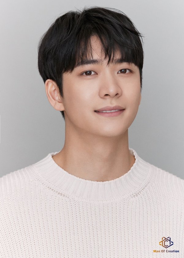 Actor Kang Tae-oh returns to JTBC Drama Run-on.JTBC Run On (directed by Lee Jae-hoon, playwright Park Si-hyun, production mace, content writing) is a romance drama in which people living in different worlds communicate and relate in their own languages and run on toward love in an era where communication is difficult while writing the same Korean language.Kang Tae-oh, Siwan, Shin Se-kyung, Choi Soo Young, etc. will confirm the appearance and co-work.Kang Tae-oh is transformed into a character who is a college student of the existence like ionic beverage in the play.Lee Young-hwa, who lives a life of a popular senior in art college with an oxygen-like charm, is a college student who likes the same movie and croquette as his name.It was everyday to go out to the streets with a sketchbook or to Crookie while watching movies in his space, and one day I met a strange woman, Choi Soo Young, who asked me to draw a picture.I want to see a woman like Rapunzel who can not come down in that tall building.In particular, Kang Tae-oh, who plays the role of a college student, is introducing the actual painter from the production team to save the details of the character in the play, and is making efforts to express the details of the characters by Actoring drawing techniques and art tools.Kang Tae-oh, who played the role of Cha Yul-moo in KBS Chosun Rocco Mungdujeon which ended at the end of last year, received a favorable impression with intense impression by Acting the opposite faces.In this work, I am interested in the transformation of Kang Tae-ohs Acting, which will return to another charm.Run-on will be aired on JTBC in the second half of this year.photo offering man of creation