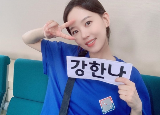 congratulations toActor Kang Han-Na shoots Running Man Celebratory photohas released the book.Kang Han-Na posted a picture on his instagram on the 24th with an article entitled Sunday is #Running Man Watching Day. tenth anniversary Congratulations in advance.In the photo, there is a picture of Kang Han-Na, who is smiling and smiling with a name tag, a signature of Running Man.The netizens who responded to this responded such as I am fully expecting, I must see this running man and I want you to come out all day.Meanwhile, the SBS entertainment program Running Man starring Kang Han-Na will be broadcasted at 5 pm on the 28th.