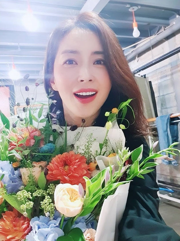 Actor Song Yoon-ah flaunts beautiful beautiful lookSong Yoon-ah told his Instagram on the 25th, Gorjeurez is the number one brand in Lotte Home Shopping. I have to congratulate you and I received such a big gift.Im so grateful to you, he posted the photo.In the photo, Song Yoon-ah is taking a certified shot with a bouquet in his arms; Song Yoon-ah, who is smiling happily at the bouquet Gift.At this time, Song Yoon-ah focused his attention with an elegant figure with beautiful beautiful looks.Meanwhile, Song Yoon-ah will appear on JTBCs new gilt drama Elegant Friends scheduled to air on July 10th.