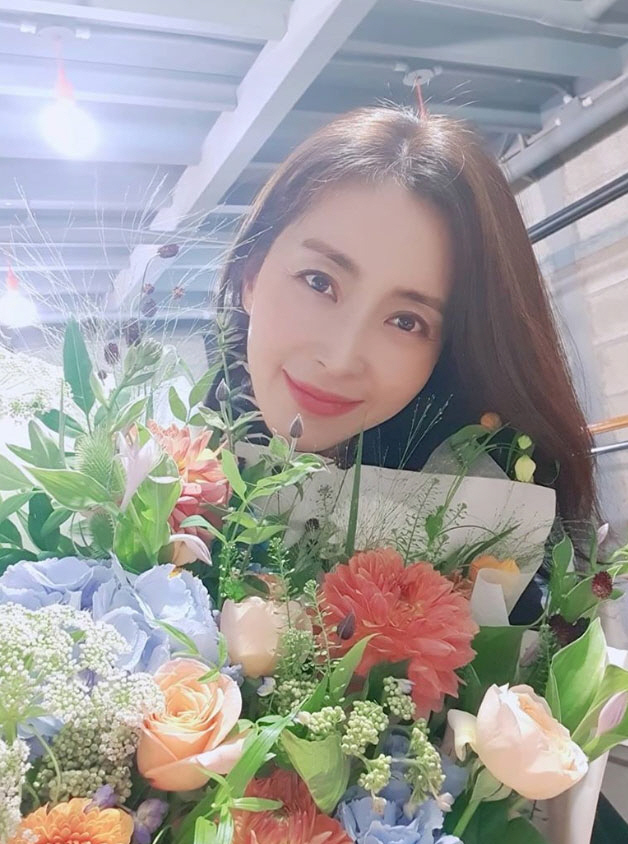 Actor Song Yoon-ah flaunts beautiful beautiful lookSong Yoon-ah told his Instagram on the 25th, Gorjeurez is the number one brand in Lotte Home Shopping. I have to congratulate you and I received such a big gift.Im so grateful to you, he posted the photo.In the photo, Song Yoon-ah is taking a certified shot with a bouquet in his arms; Song Yoon-ah, who is smiling happily at the bouquet Gift.At this time, Song Yoon-ah focused his attention with an elegant figure with beautiful beautiful looks.Meanwhile, Song Yoon-ah will appear on JTBCs new gilt drama Elegant Friends scheduled to air on July 10th.