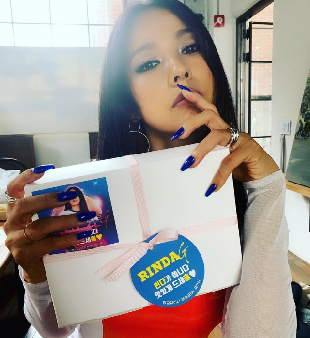 Singer Lee Hyori reveals fan loveLee Hyori posted a picture on his Instagram on the 25th with an article entitled Thank you for Finkel Gallery.Fans sent Snack Gift to the set for Lee HyoriLee Hyori puts on a blue nail tip and transforms from Jeju to Linda Ronstadt and leaves a Gift certified shot.Lee Hyoris fatal woman looks at her eyes.The netizens who watched the photos showed various reactions such as I play hip-hop when Sister is pretty, Force crazy and It is also cool.Sung-yuri also expressed his affection for fans, saying, Pinky Chan.On the other hand, Lee Hyori has formed a mixed group Spring Three with Yoo Jae-seok and Rain in MBC What do you do when you play?