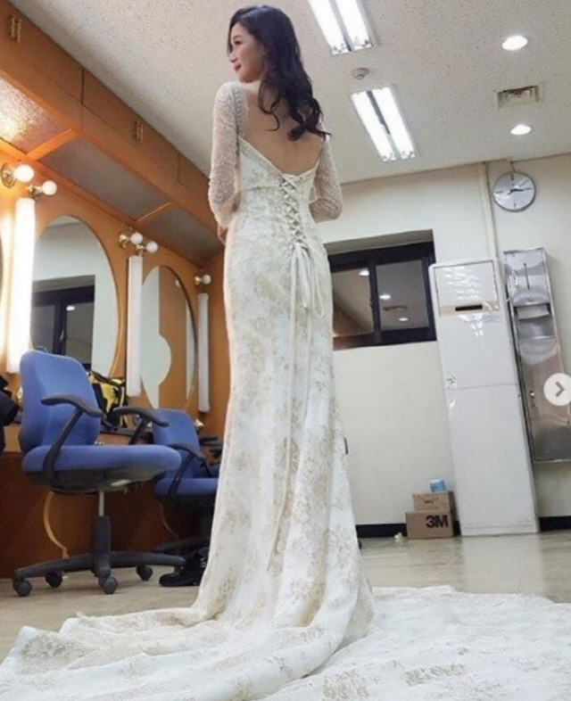 Actor Kim Ha-Young shows off goddess beautyKim Ha-Young posted a picture on his instagram on the 25th, saying, My best dress restaurant.The picture shows Kim Ha-Young, who shows off her sheer dress figure; her pale smile further accentuated her innocent figure.He also attracted attention because he was wearing a dress with a tight waist line and showed off his perfect back.At this time, Kim Ha-Young laughed by adding a hashtag called # Prossy Journey # serial marriage.Meanwhile, Kim Ha-Young is appearing on MBC Surprise and KBS2 Gag Concert.In particular, Kim Ha-Young became a hot topic by showing Yu Minsang and virtual couple acting in the Gag Concert corner Absolutely (Jangga) sense Yu Minsang.