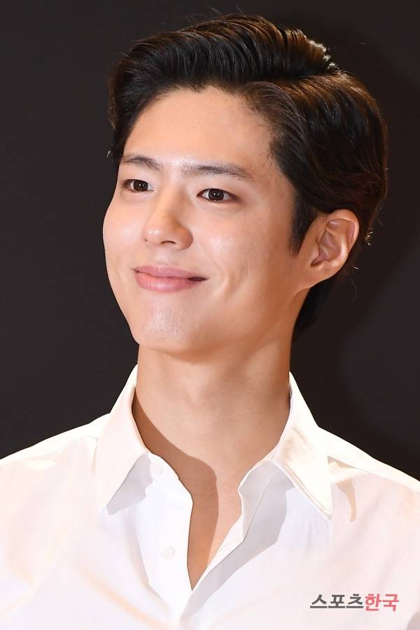 Actor Park Bo-gum will be Enlisted on Navy on August 31.Park Bo-gum Actor has passed the Navy Culture Promotional Service and will be Enlisted on August 31, 2020, said Park Bo-gum agency Blossom Entertainment on the 25th through Official Announcement. I would like to Cheering to fulfill the obligation of defense in a healthy manner.He majored in musicals at Myongji University and conducted a military training and interview at Navy headquarters on the 1st.In particular, it was reported that he applied to Navy under the influence of his father, who was from Navy disease.Meanwhile, Park Bo-gum plans to finish filming the movie Wonderland and tvN Youth Record until Enlisted.