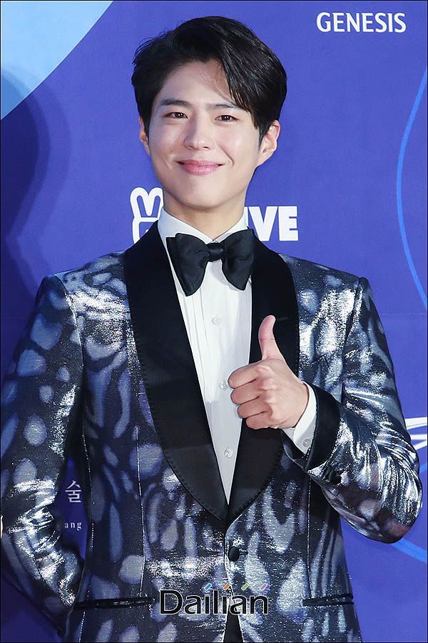 Actor Park Bo-gum will be Enlisted in August after passing the Navy Culture Promotional Service.According to Blossom Entertainment on the 25th, Park Bo-gum has passed the Navy Culture Promotional Service and will be Enlisted on August 31, 2020.Park Bo-gum was previously supported by the Navy Cultural Promotion Team and was interviewed on the 1st. Park Bo-gum was supported by keyboard disease and received piano playing and singing tests.Park Bo-gum plans to finish filming the movie Wonderland and the drama Youth Record before Enlisted.