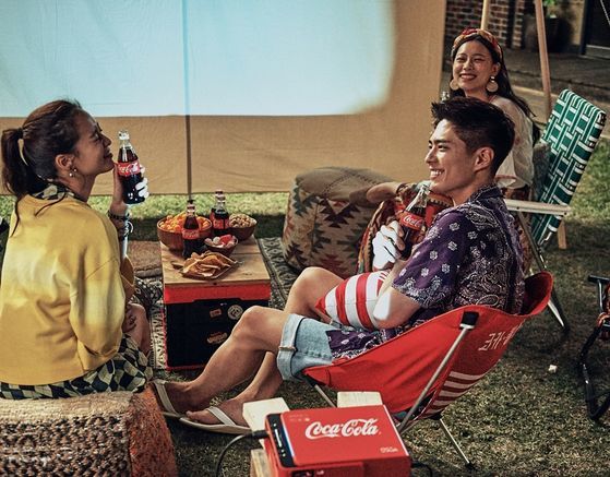 The scene where Park Bo-gum went to Summer Trip with his best friends was captured.The Coca-Cola 2020 Summer Campaign, which was unveiled on the 25th, featured Park Bo-gum, who sent a pleasant Summer with his friends as if he had come to a special Vacation site.Nowadays, when the thrilling Summer Vacation in the swelter continues every day, we enjoy tents and home camping in the house Madang, and we show Summer Nagi reflecting the times of the present, including relaxed Pignik and movie appreciation.Park Bo-gum in the public behind-the-scenes pictorial enjoys relaxing Pignik and Camping in Madang in front of the house, and it enhances the atmosphere with a barbecue baked deliciously in the grill.And at the cool Summer Night open Madang, we appreciate a movie together and finish the Summer Trip filled with thrilling and pleasant memories.On this day, Park Bo-gum spread positive energy to the scene with the professionality and the appearance of the rich person throughout the shooting of the swelter.It is the back door that the surprise comic dance is improvised and the atmosphere has been raised by bursting the smiling of the field staff with the performance of Bloody Salt Sprinkling, a signature of a famous chef.A TV commercial featuring moments when Park Bo-gum fills the changed Summer routine with thrilling pleasures is set to be released in early July.