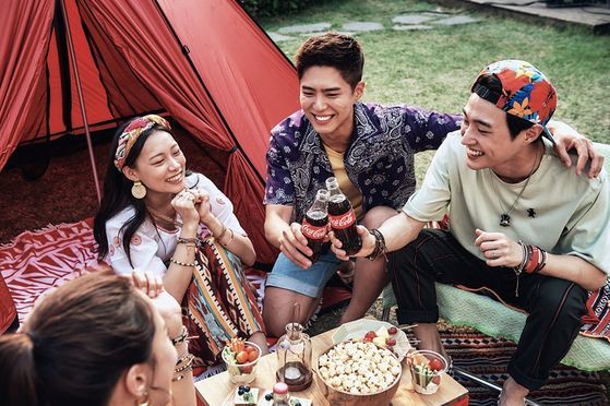 The scene where Park Bo-gum went to Summer Trip with his best friends was captured.The Coca-Cola 2020 Summer Campaign, which was unveiled on the 25th, featured Park Bo-gum, who sent a pleasant Summer with his friends as if he had come to a special Vacation site.Nowadays, when the thrilling Summer Vacation in the swelter continues every day, we enjoy tents and home camping in the house Madang, and we show Summer Nagi reflecting the times of the present, including relaxed Pignik and movie appreciation.Park Bo-gum in the public behind-the-scenes pictorial enjoys relaxing Pignik and Camping in Madang in front of the house, and it enhances the atmosphere with a barbecue baked deliciously in the grill.And at the cool Summer Night open Madang, we appreciate a movie together and finish the Summer Trip filled with thrilling and pleasant memories.On this day, Park Bo-gum spread positive energy to the scene with the professionality and the appearance of the rich person throughout the shooting of the swelter.It is the back door that the surprise comic dance is improvised and the atmosphere has been raised by bursting the smiling of the field staff with the performance of Bloody Salt Sprinkling, a signature of a famous chef.A TV commercial featuring moments when Park Bo-gum fills the changed Summer routine with thrilling pleasures is set to be released in early July.