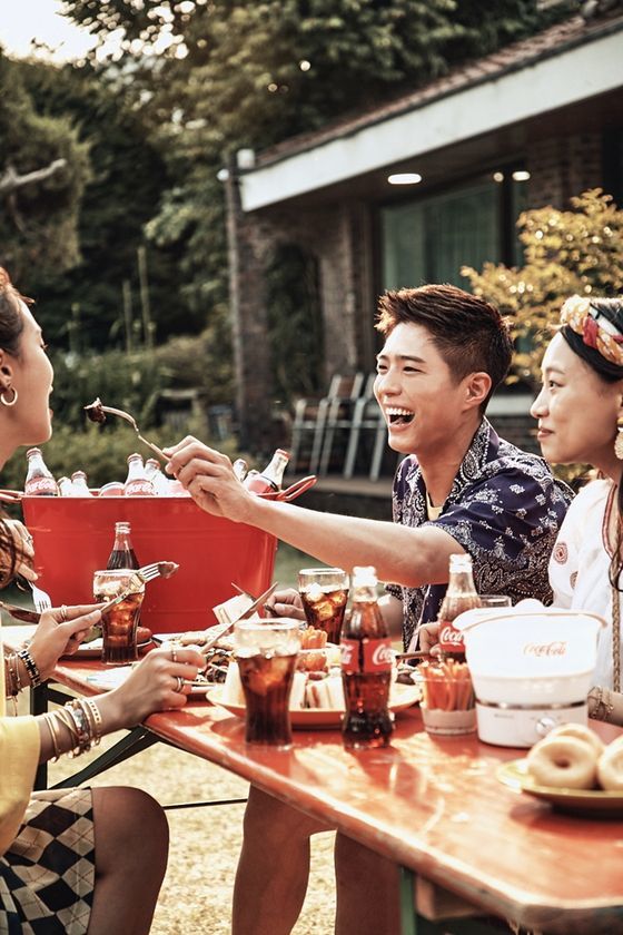 The scene where Park Bo-gum went to Summer Trip with his best friends was captured.The Coca-Cola 2020 Summer Campaign, which was unveiled on the 25th, featured Park Bo-gum, who sent a pleasant Summer with his friends as if he had come to a special Vacation site.Nowadays, when the thrilling Summer Vacation in the swelter continues every day, we enjoy tents and home camping in the house Madang, and we show Summer Nagi reflecting the times of the present, including relaxed Pignik and movie appreciation.Park Bo-gum in the public behind-the-scenes pictorial enjoys relaxing Pignik and Camping in Madang in front of the house, and it enhances the atmosphere with a barbecue baked deliciously in the grill.And at the cool Summer Night open Madang, we appreciate a movie together and finish the Summer Trip filled with thrilling and pleasant memories.On this day, Park Bo-gum spread positive energy to the scene with the professionality and the appearance of the rich person throughout the shooting of the swelter.It is the back door that the surprise comic dance is improvised and the atmosphere has been raised by bursting the smiling of the field staff with the performance of Bloody Salt Sprinkling, a signature of a famous chef.A TV commercial featuring moments when Park Bo-gum fills the changed Summer routine with thrilling pleasures is set to be released in early July.