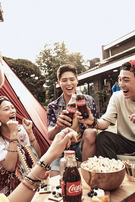 The scene where Park Bo-gum went to Summer Trip with his best friends was captured.Nowadays, Park Bo-gum is enjoying tents and home camping in the house Madang, and it gives fresh pleasure to those who show Summerna, which reflects the times of the present day, to enjoy the relaxed Pignik and movie appreciation.The Park Bo-gum, which sends a pleasant Summer with friends as if it came to a special Vacation magazine, is the scene of Coca-Cola - Coca-Colas 2020 Summer Campaign AD shooting, which has conveyed the thrilling happiness of people all over the world for 130 years.Park Bo-gum in the public behind-the-scenes pictorial enjoys relaxing Pignik and Camping with cool Coca-Cola - Coca-Cola in Madang in front of the house, and it enhances the atmosphere with a delicious barbecue baked in the grill.And at the cool Summer Night open Madang, we appreciate a movie together and finish the Summer Trip filled with thrilling and pleasant memories.On this day, Park Bo-gum spread positive energy to the scene with the professionality of the Coca-Cola - Coca-Cola model down throughout the shooting of the heat wave.It is the back door that the surprise comic dance is improvised and the atmosphere has been raised by bursting the smiling of the field staff with the performance of Bloody Salt Sprinkling, a signature of a famous chef.Meanwhile, TV AD, which features moments when Park Bo-gum fills the changed Summer routine with thrilling pleasures, will be released in early July.