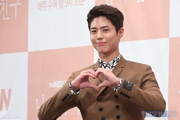 Actor Park Bo-gum becomes Marine BoyPark Bo-gum agency Blusham Entertainment said on August 25, Park Bo-gum will be Enlisted on August 31.Park Bo-gum Actor has passed the Navy Culture Promotional Service, Bluthum said. We plan to finish filming the movie WonderLand and the drama Youth Record until Enlisted.I would like to ask Park Bo-gum Actor to support us to fulfill our obligations of Korea Military in a healthy manner.Park Bo-gum took a Navy military practice and interview test at Navy headquarters on the 1st for Navy Enlisted.Enlisted was confirmed on August 31 when it received a notice of acceptance on the 25th.Park Bo-gum is said to have applied to Navy military musicians because his father was from Navy, and he has been supporting him as a keyboardist as he has boasted a solid piano performance.Singer Yoo Hee-yeol and Yiruma are entertainers who served as Navy military musicians.Park Bo-gum is about to release the movie Seo Bok this year and has also been cast in Kim Tae-yongs new film WonderLand.Also, we are currently filming TVNs new drama Youth Record.The following is a specialization in Park Bo-gum EnlistedHi!Bluthum Entertainment. Id like to give you a message about Park Bo-gum Actor Enlisted.Park Bo-gum Actor has passed the Navy Culture Promotional Service and will be Enlisted on August 31, 2020. Until Enlisted, we plan to finish filming the movie WonderLand and the drama Youth Record.Please support Park Bo-gum Actor to fulfill the obligations of Korea Military in a healthy manner.Thank you.Park Bo-gum Passes Navy Culture Promotional Soldier On August 31, Enlisted Defined Park Bo-gum will fulfill the obligation of Korea Military