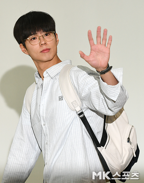 Actor Park Bo-gum is Enlisted August 31.Park Bo-gum agency Blusham Entertainment announced on the morning of the 25th that Park Bo-gum passed the Navy Culture Promotional Service.We are planning to end it on August 31, 2020, he said.We plan to finish filming the movie WonderLand and the drama Youth Records until Enlisted, he added. I would like to ask Park Bo-gum to support us so that we can fulfill our obligations in a healthy way.Hi!Bluthumb Entertainment.Id like to give you a message about Park Bo-gum Actor Enlisted.Park Bo-gum Actor has passed the Navy Culture Promotional Service, and will be Enlisted on August 31, 2020.Until Enlisted, we plan to finish filming the movie WonderLand and the drama Youth Record.Please support Park Bo-gum Actor to fulfill the obligations of Korea Military in a healthy manner.Thank you.