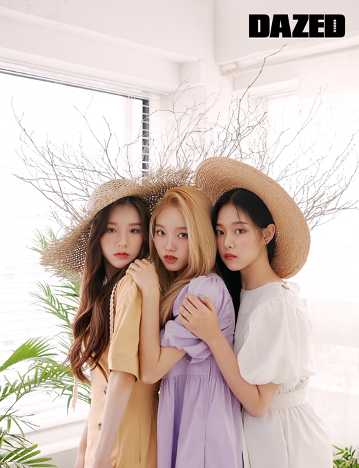 In the July 2020 issue, magazine Days released a picture and interview of Loona, a 12-member girl group consisting of HeeJin, Hyunjin, Hassle, Aftershock, BB, Kim Lip, JinSoul, Choi, Eve, Chuu,As Idol Group, which recently won the Womens Idol Rising Star Award in the 2020 Brand Customer Loyalty Award, the attitude, tone, eyes and gestures of girls shined with confidence and loveliness in the narrow shooting scene, said Days.Not only the group cut that seemed to abbreviate the beauty of the world to a scene, but also the single cut that maximized the charm of each member also illuminated the ground and screen of the dais.The members gave a dense answer to personal questions that would relieve fans thirst: Ive been playing sports since I was a child, and I got better naturally because I was confident.I played with two younger brothers, and I became good at ball games. Nowadays, I am interested in cultivating body lines, so I exercise to make my clavicle and shoulder lines pretty. Eve, who has not missed the top of his grades to prove his passion to become Idol during his school days, said, Eve though I was sleeping in class, I wrote down what my teacher emphasized unconditionally.I kept looking at it in the car that I wrote down so much, not in the bus, but in the car that I went to the school. I really did it?I love my mother, thank you, I am sorry that I can not express myself often with words and actions, and I always want to help and love you, said BB, a member of the only foreign nationality.