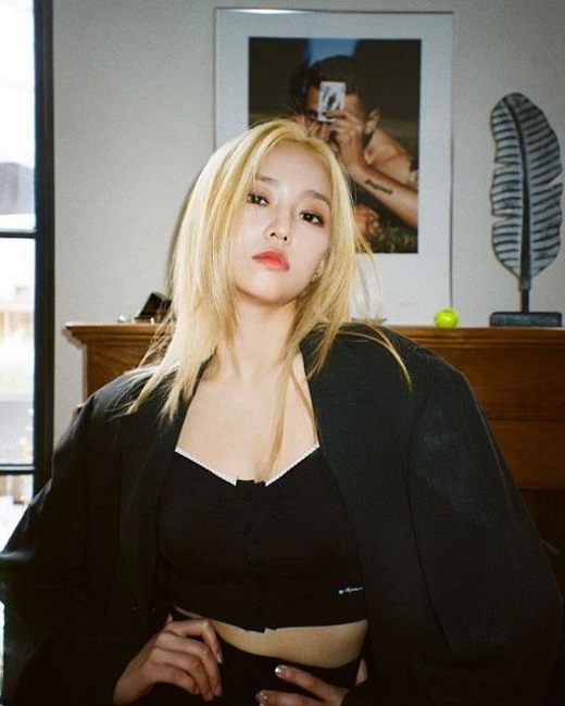 Group CEL (CLC) member Jang Ye-eun boasted unrealistic beautiful looks.Jang Ye-eun posted three photos on his SNS on the afternoon of the 25th without any explanation.The photo shows Jang Ye-eun, who is charismatic in all-black fashion, especially as he transformed into a blonde and sniped a fan.Meanwhile, Jang Ye-eun is appearing on cable channel Mnet Good Girl: Who robbed the station.