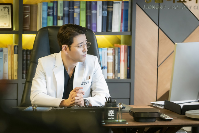 Elegant Friends Bae Soo-bin challenges new RO WOON life characterJTBCs new gilt drama Elegant Friends (directed by Song Hyun-wook and Park So-yeon, playwrights Park Hyo-yeon and Kim Kyung-sun, production studio & new and J C & & N) will be broadcast on July 10, and released Bae Soo-bins Character Steelcut, which is expected to be an Acting Transform, on the 25th.Elegant Friends is a mystery drama about 20 years of friends and their couples who have cracked in peace ROON everyday life due to the sudden death of Friend.The changes of those who have been hit by a storm in their calm lives give a pleasant sympathy and stimulate a thrilling suspense.Director Song Hyun-wook, who was loved for his detailed and sensual production through Beauty Inside and Oh Hae-young, joins megaphones and a large number of actors who add trust with names such as Yoo Jun-sang, Song Yoon-a, Bae Soo-bin, and Han Da-gam, heightening expectations for perfection.With the character heat of those who have secrets to speak about, Bae Soo-bin goes on an Acting transform with the urology and one-field and unknown divorcenam Jung Jae-hoon.Jung Jae-hoon is the only one of his best five people to buy the envy of the friends with the free RO WOON 2 year Dolsing from the responsibility of the head and the nagging of his wife.However, the double side behind the colorful life and the RO WOON smile is a person of interest that causes curiosity.The photo released on the day shows Jung Jae-hoons marriage life. His eyes, full of prestige beyond the sophisticated and intellectual atmosphere, catch his eye.It is a flower middle age that is full of visual and ability. It is not enough to enjoy a colorful single life, and his eyes are lonely and lonely.In the previously released and topic-gathering Character poster, I recall the meaningful phrase Time makes people dull and pointed and add curiosity to Jung Jae-hoon character.