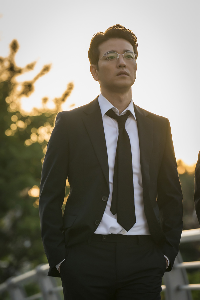 Elegant Friends Bae Soo-bin challenges new RO WOON life characterJTBCs new gilt drama Elegant Friends (directed by Song Hyun-wook and Park So-yeon, playwrights Park Hyo-yeon and Kim Kyung-sun, production studio & new and J C & & N) will be broadcast on July 10, and released Bae Soo-bins Character Steelcut, which is expected to be an Acting Transform, on the 25th.Elegant Friends is a mystery drama about 20 years of friends and their couples who have cracked in peace ROON everyday life due to the sudden death of Friend.The changes of those who have been hit by a storm in their calm lives give a pleasant sympathy and stimulate a thrilling suspense.Director Song Hyun-wook, who was loved for his detailed and sensual production through Beauty Inside and Oh Hae-young, joins megaphones and a large number of actors who add trust with names such as Yoo Jun-sang, Song Yoon-a, Bae Soo-bin, and Han Da-gam, heightening expectations for perfection.With the character heat of those who have secrets to speak about, Bae Soo-bin goes on an Acting transform with the urology and one-field and unknown divorcenam Jung Jae-hoon.Jung Jae-hoon is the only one of his best five people to buy the envy of the friends with the free RO WOON 2 year Dolsing from the responsibility of the head and the nagging of his wife.However, the double side behind the colorful life and the RO WOON smile is a person of interest that causes curiosity.The photo released on the day shows Jung Jae-hoons marriage life. His eyes, full of prestige beyond the sophisticated and intellectual atmosphere, catch his eye.It is a flower middle age that is full of visual and ability. It is not enough to enjoy a colorful single life, and his eyes are lonely and lonely.In the previously released and topic-gathering Character poster, I recall the meaningful phrase Time makes people dull and pointed and add curiosity to Jung Jae-hoon character.
