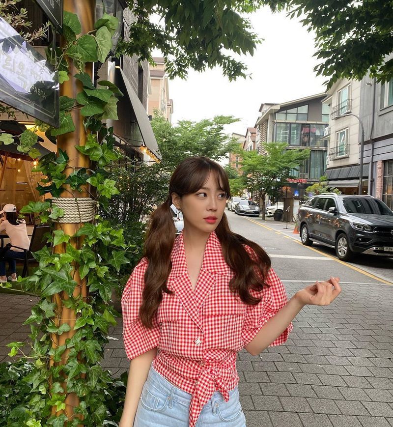 Broadcaster Heo Young has reported on the latest.Heo Young posted a picture on his personal Instagram on June 25 with an article entitled What is Latte artworld today?In the photo, Heo Young is staring somewhere in a red check shirt, with a small face that looks like a dying face and full features that make her fairy beauty even more prominent.Especially with a lovely atmosphere, I focused my attention.park jung-min