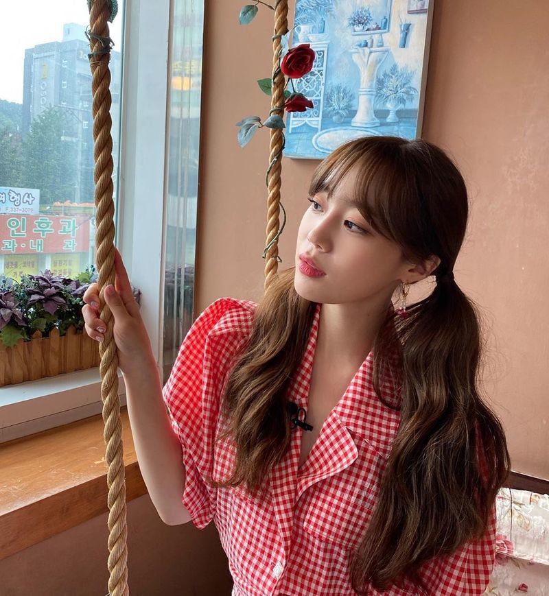 Broadcaster Heo Young has reported on the latest.Heo Young posted a picture on his personal Instagram on June 25 with an article entitled What is Latte artworld today?In the photo, Heo Young is staring somewhere in a red check shirt, with a small face that looks like a dying face and full features that make her fairy beauty even more prominent.Especially with a lovely atmosphere, I focused my attention.park jung-min