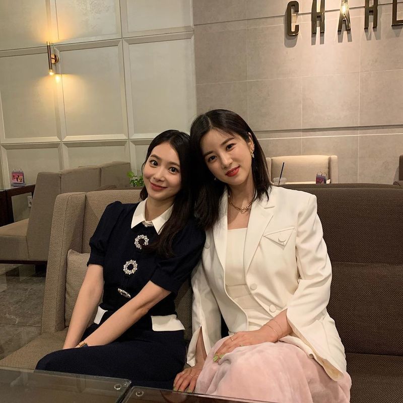 Group Apink leader Park Cho-rong and actor Kim Da-ye boasted a clean beauty.Park Cho-rong posted a photo on his instagram on June 25 with an article entitled I was troubled!!Inside the photo was a side-by-side view of Park Cho-rong and Kim Da-ye, the pair smiling brightly at the camera.The cheerful atmosphere of the two and the beauty of the water catch the eye.The fans who responded to the photos responded such as I am innocent, My sister was suffering a lot and I am a big hit.