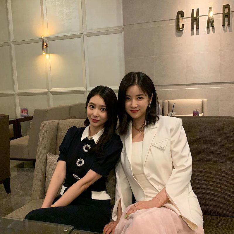 Group Apink leader Park Cho-rong and actor Kim Da-ye boasted a clean beauty.Park Cho-rong posted a photo on his instagram on June 25 with an article entitled I was troubled!!Inside the photo was a side-by-side view of Park Cho-rong and Kim Da-ye, the pair smiling brightly at the camera.The cheerful atmosphere of the two and the beauty of the water catch the eye.The fans who responded to the photos responded such as I am innocent, My sister was suffering a lot and I am a big hit.