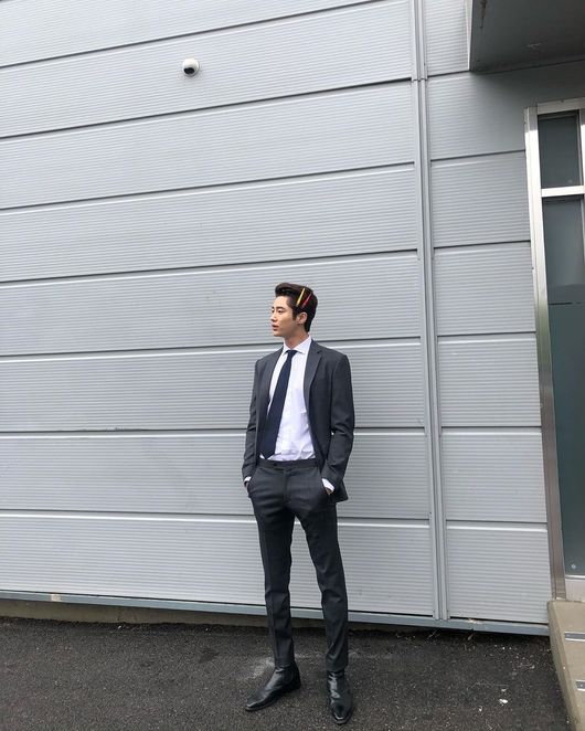 Actor Byeon Wooseok boasted a brilliant Fijical, as a model native; to the extent that fellow actor Ahn Bo-hyun admired.On the morning of the 25th, Byeon Wooseok posted a picture of his current situation on his personal SNS in about a month.Byeon Wooseok in the picture is perfectly digesting a gray-colored suit. Long legs, solid body, and open shoulders attract attention.He also has a distinctive masculine beauty while raising his bangs. The pins on the side of his head are also outstanding.In particular, Ahn Bo-hyun boasted a warm-hearted bromance with a comment saying, I set a mannequin on the set.Meanwhile, Byeon Wooseok will appear on TVN Youth Record scheduled to air in the second half of this year with Park Bo-gum and Park So-dam.Youth Record is a growth record drama of youth who strives to achieve dreams and love by themselves without despairing on the wall of reality.Byeon Wooseok plays Park Bo-gum (played by Sa Hye-jun) and the role of Model and actor Won Hae-hyo; a sweet, gentle but victorious character.Byeon Wooseok SNS