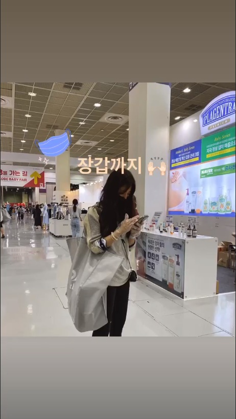 Actor Han Chae-ah has shown a fashion that perfectly defends the new Corona virus infection (COVID-19).Han Chae-ah posted a recent story on his instagram story on the 25th, posting an article and a photo called Golden.The photo shows Han Chae-ah, who attended an event, looking around several corners and getting information.Han Chae-ah, who dressed in long arms, black pants and comfortable clothes, but could not hide the beauty of pretty beauty.Han Chae-ah is perfectly defending COVID-19, wearing plastic gloves on his hands as well as Mask.As Han Chae-ah, who is currently raising a child, he is concerned about prevention.Meanwhile, Han Chae-ah married Cha Se-jji in 2018 and had a daughter in October of that year.