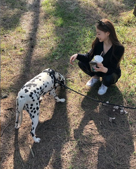 Lim Bo-ra, who starred in PLAYLIST Web drama Only torn men and women, boasted a very special beauty.Lim Bo-ra posted a picture on her SNS on the 25th.In the photo, Lim Bo-ra is having a great time with the puppy, the chic charm of Lim Bo-ra in a black headband and black top glowing.Lim Bo-ra challenges acting as a Yoon Yi-Na character in the original webtoon drama Man and Woman, the first PLAYLIST.Yoon Yi-Na, played by Lim Bo-ra, is a character who turns into a villain when he sees Nam Wook because of strange effects.Man torn up starring Lim Bo-ra will be first aired on the PLAYLIST YouTube channel at 7 p.m. on Saturday.Every week at 7 pm on the Thursday and Sunday, Naver series on the first round of pre-release appreciation