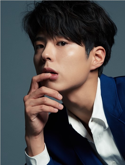 Actor Park Bo-gum, 27, will join the military in August as a naval cultural public relations officer.According to his agency Blossom Entertainment on the 25th, he passed the Black Navy Culture Promotional Corps and joined the army on August 31st.Park Bo-gum applied for the Navy Military Music and the Culture Promotional Division of the Grand Battalion, which was recruited last month, and conducted practical and interview tests earlier this month.The last work before Enlisted is expected to be the movie Wonderland and the TVN drama Youth Records, which is scheduled to air in the second half of the year.We plan to finish all the shooting before we join the company, the agency added.