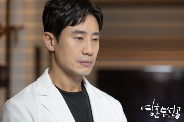 KBS2 Wednesday-Thursday evening drama soul repairman Shin Ha-kyun is a strong candidate for the head of the psychiatric center.KBS 2TV Wednesday-Thursday Evening drama The Young Su Seon Gong (playplay by This effects us/director Yoo Hyun-ki) released a SteelSeries cut showing tight tensions over Lee Si-jun (Shin Ha-kyun) and Oh Ki-tae (Park Soo-young) as the head of the psychiatric center on the 25th.In the 29-30th episode of Soul Watercraft on the 24th, Hospital President Cho In-hye (Cho Kyung-sook) was shown to be worried about who will be seated as the head of the center ahead of the completion of the psychiatric center.Earlier, Inhye suggested to Park, chief of the Department of Mental Health and Medicine, as head of the center, but Chinese white shrimp wondered if he wanted to recommend a new person.SteelSeries, which was released, showed a tense collimation and a state of mind ahead of the announcement of the head of the psychiatric center.While rumors that the head of the center has already been decided have been dug up in the Eungang Hospital, both the collimation and the Kitae were nervous because of calls from the Hospital President.Shin Ha-kyun, Jung So-min, Tae In-ho and Park Ye-jin will present the healing magic Soul Soo-sun, which will be broadcast today (25th) at 10 p.m. on Thursday night.monster union