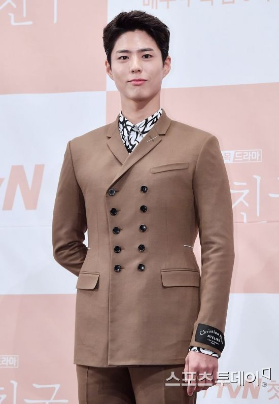 Actor Park Bo-gum is Enlisted August 31.On August 25, Blossom Entertainment said, Park Bo-gum Actor has passed the Navy Culture Promotional Service and will be Enlisted on August 31, 2020.We plan to finish filming the movie WonderLand and the drama Youth Record until Enlisted.I would like to ask for your support so that you can fulfill your obligations in good health. Park Bo-gum was born in 1993 and turned 28 this year; he has finished filming the film Seo Bok and is set to meet viewers with Youth Records this year.Kim Tae-yongs new film WonderLand has also confirmed his appearance and is working on filming.