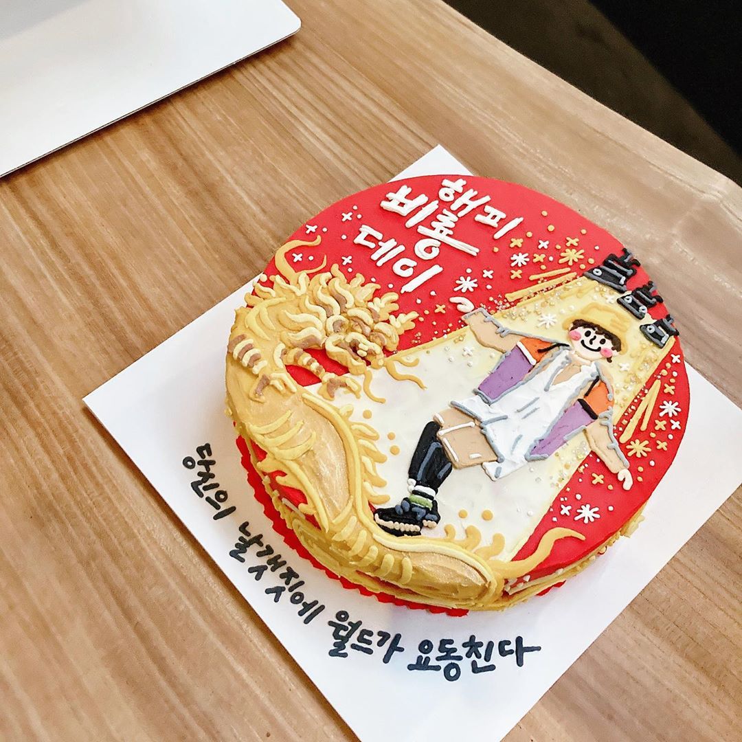 Singer Rain celebrates birthday with Cake Celebratory photohas released the book.On the 25th, MBC entertainment What do you do when you play? In the official Instagram, Happy Rain Dragon Day. Happy Birthday of Rain Rain Dragon!#0625_HAPPY BDRAGON DAY # June Blessing GodRain Ryong birthday Common # World shakes in your wings # Happy birthday of Rain Ryong shining like a brilliant light.Rain Ryong, the youngest of the buds in the public photo, is staring at the camera with a colorful cake in one hand and taking a V pose.Rain Ryong showcased a simple yet warm fashion with white T-shirts and jeans.In addition, the production teams Rain birthday Cake is attracted to the eye with a pleasant phrase Happy Rain Dragon Day and Your wings shake the world.Rain forms a mixed dance group Spout Three with Yoo Jae-seok and Lee Hyori in MBC entertainment What do you do when you play?Photo: What do you do when you play? Official Instagram