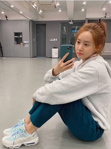 Group Girls Generation Im Yoon-ah flaunted her glowing beautiful looksOn the 25th, Im Yoon-ah posted a picture on his Instagram with an article entitled Dance Jung preparing.In the public photos, there was a picture of sitting in front of the mirror of the practice room and taking a selfie.Especially, Im Yoon-ah is attracting attention by radiating beautiful look that shines even with tired expression.Meanwhile, Im Yoon-ah confirmed her appearance in the JTBC drama Hershey (Gase).Photo: Im Yoon-ah Instagram